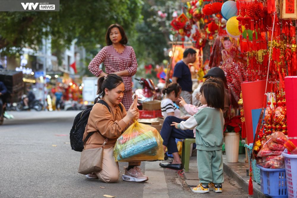 Phố Hàng Mã rực rỡ trước thềm Tết Nguyên Đán Giáp Thìn - Ảnh 17.