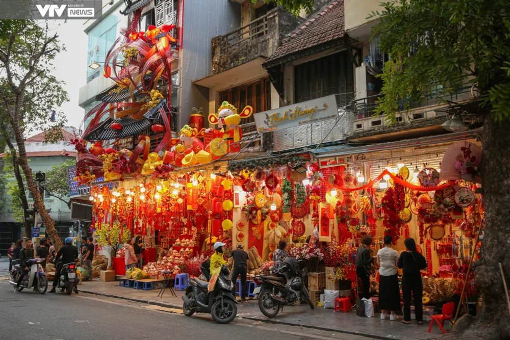 Phố Hàng Mã rực rỡ trước thềm Tết Nguyên Đán Giáp Thìn - Ảnh 19.