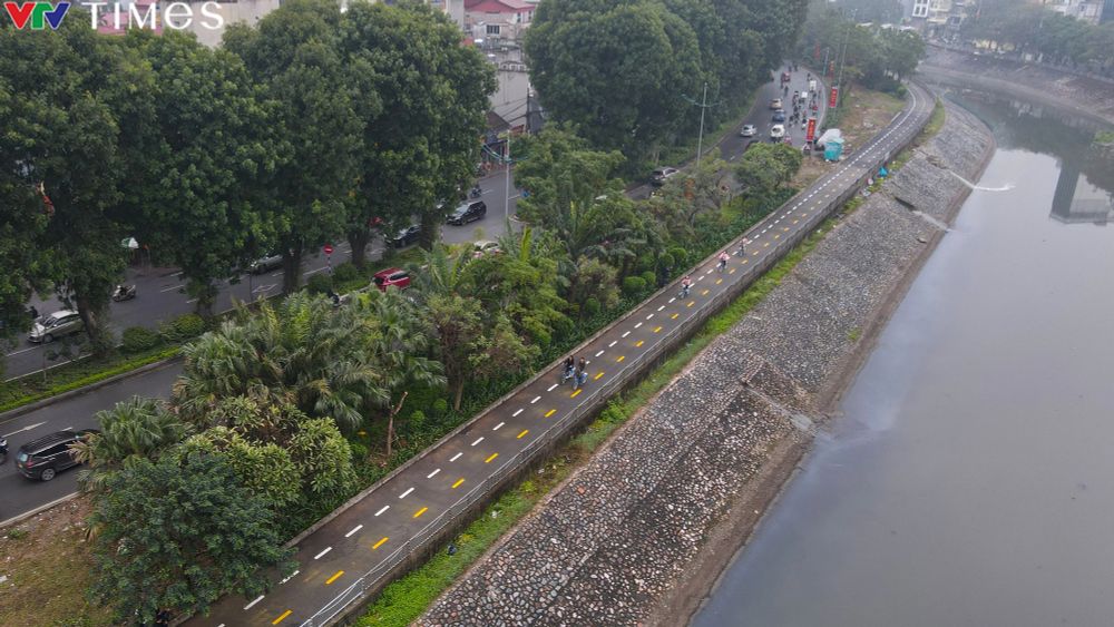 Cận cảnh làn đường đầu tiên dành riêng cho xe đạp mới ra mắt tại Hà Nội - Ảnh 1.