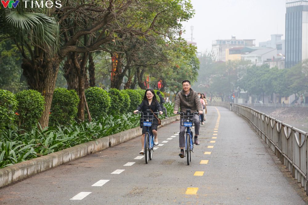Cận cảnh làn đường đầu tiên dành riêng cho xe đạp mới ra mắt tại Hà Nội - Ảnh 6.