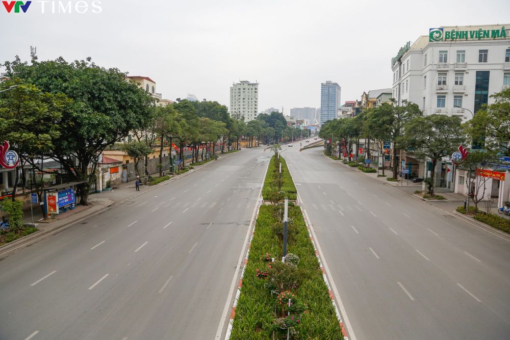 Hà Nội bình yên đến lạ trong ngày mùng 1 Tết Giáp Thìn - Ảnh 1.