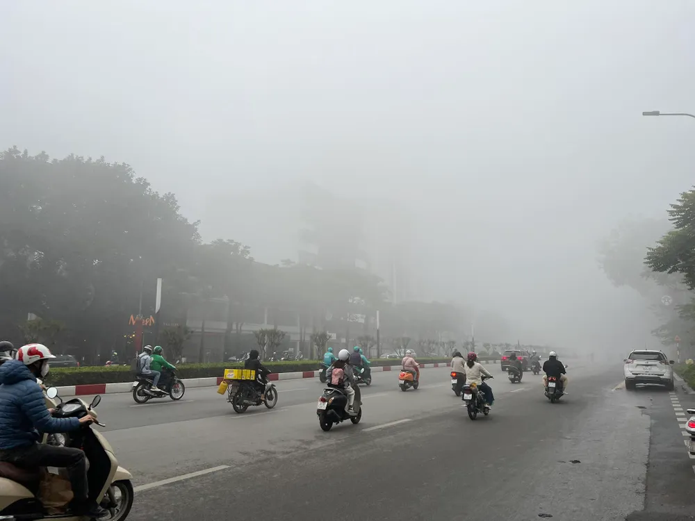 Người đi đường lạc lối giữa lớp sương mờ ảo, trắng xóa của Hà Nội - Ảnh 7.