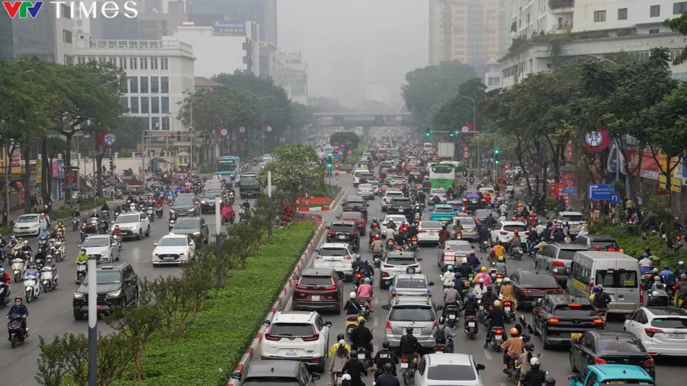 Sương mù nhẹ bao phủ bầu trời thủ đô Hà Nội - Ảnh 4.