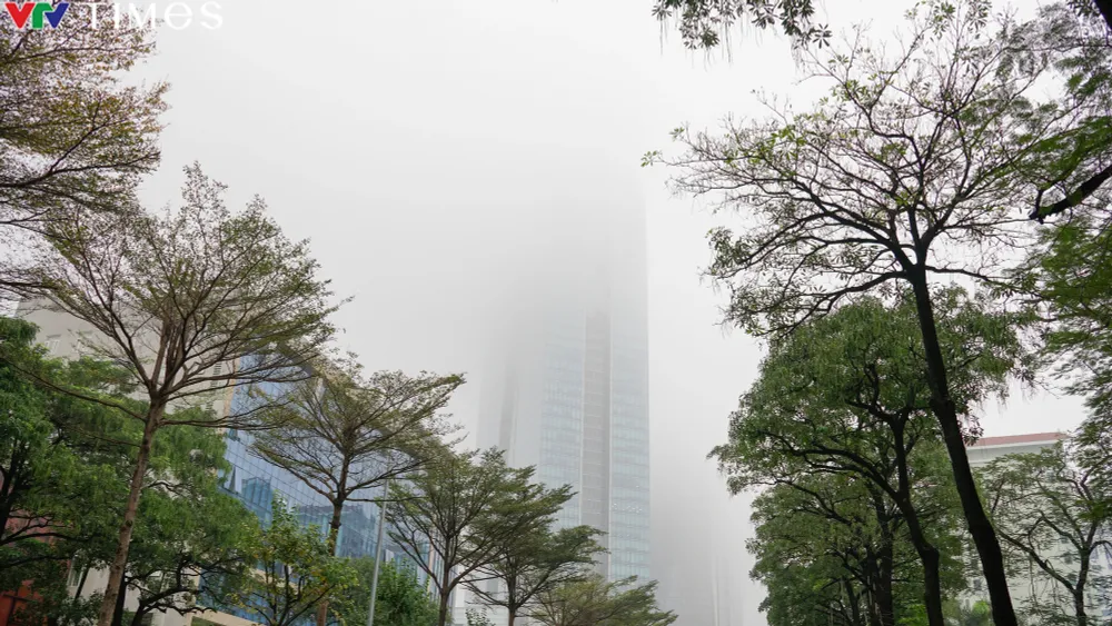 Sương mù nhẹ bao phủ bầu trời thủ đô Hà Nội - Ảnh 3.