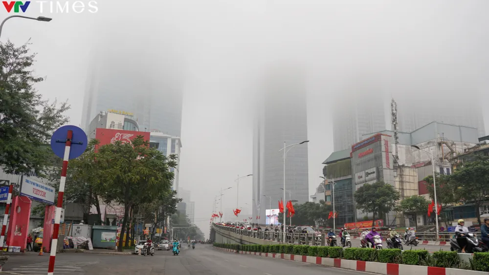 Sương mù nhẹ bao phủ bầu trời thủ đô Hà Nội - Ảnh 1.