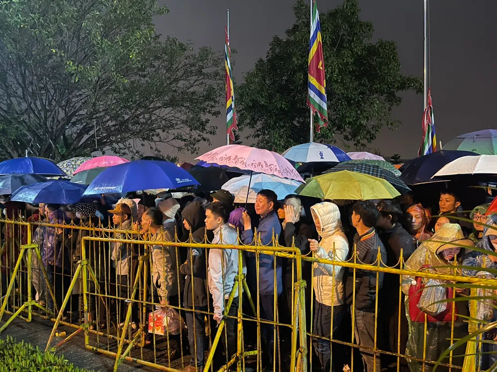 Người dân đội mưa xếp hàng cả đêm chờ phát ấn Đền Trần Xuân Giáp Thìn 2024 - Ảnh 3.