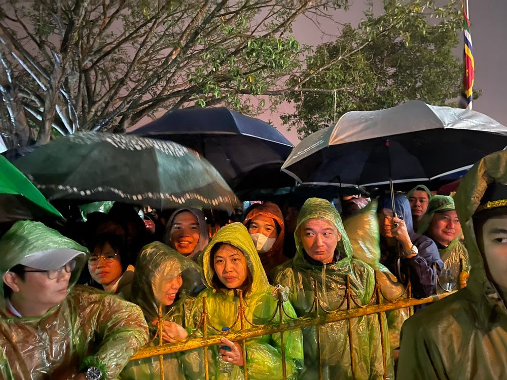 Người dân đội mưa xếp hàng cả đêm chờ phát ấn Đền Trần Xuân Giáp Thìn 2024 - Ảnh 8.