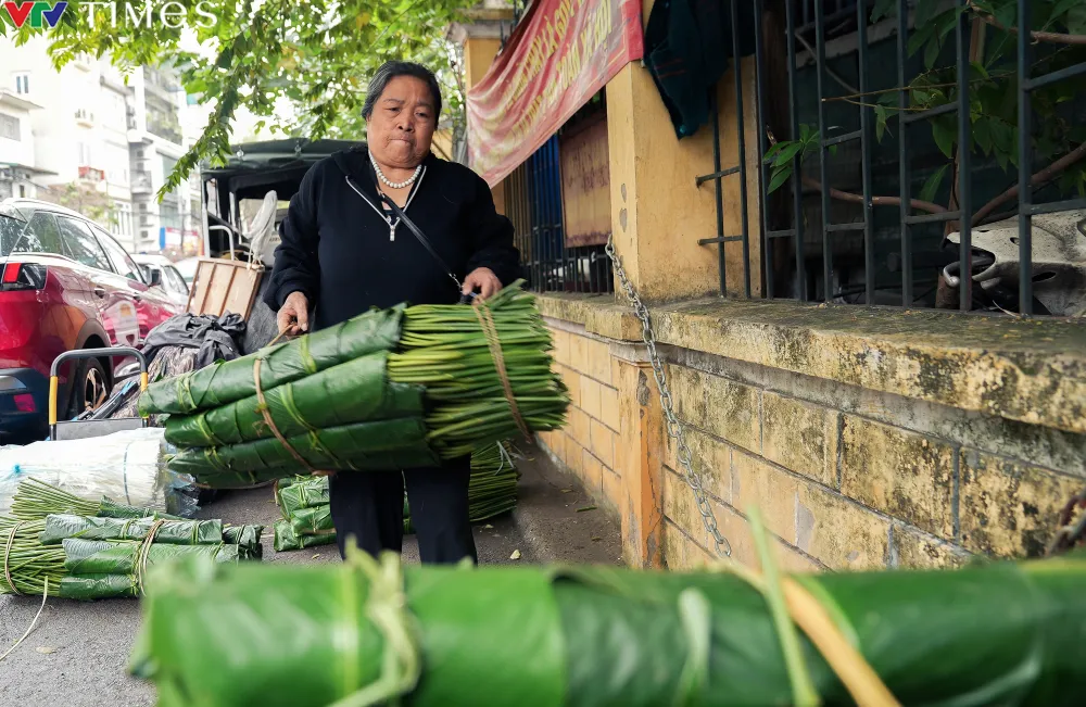 Hà Nội: Nhộn nhịp chợ lá dong ngày cận Tết - Ảnh 3.