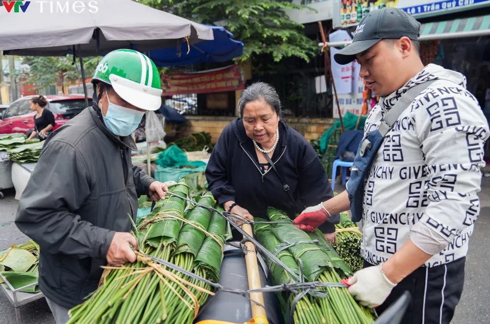 Hà Nội: Nhộn nhịp chợ lá dong ngày cận Tết - Ảnh 1.