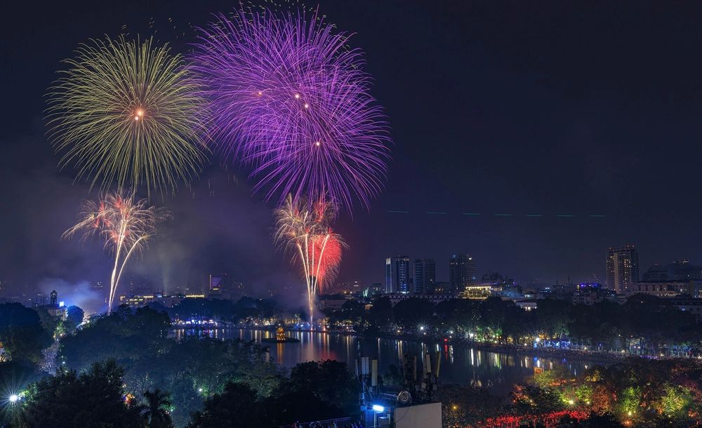 Pháo hoa rực sáng, lung linh trên bầu trời Thủ đô chào đón Xuân Giáp Thìn - Ảnh 9.