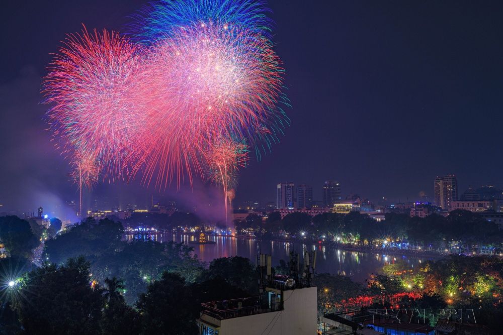 Pháo hoa rực sáng, lung linh trên bầu trời Thủ đô chào đón Xuân Giáp Thìn - Ảnh 10.