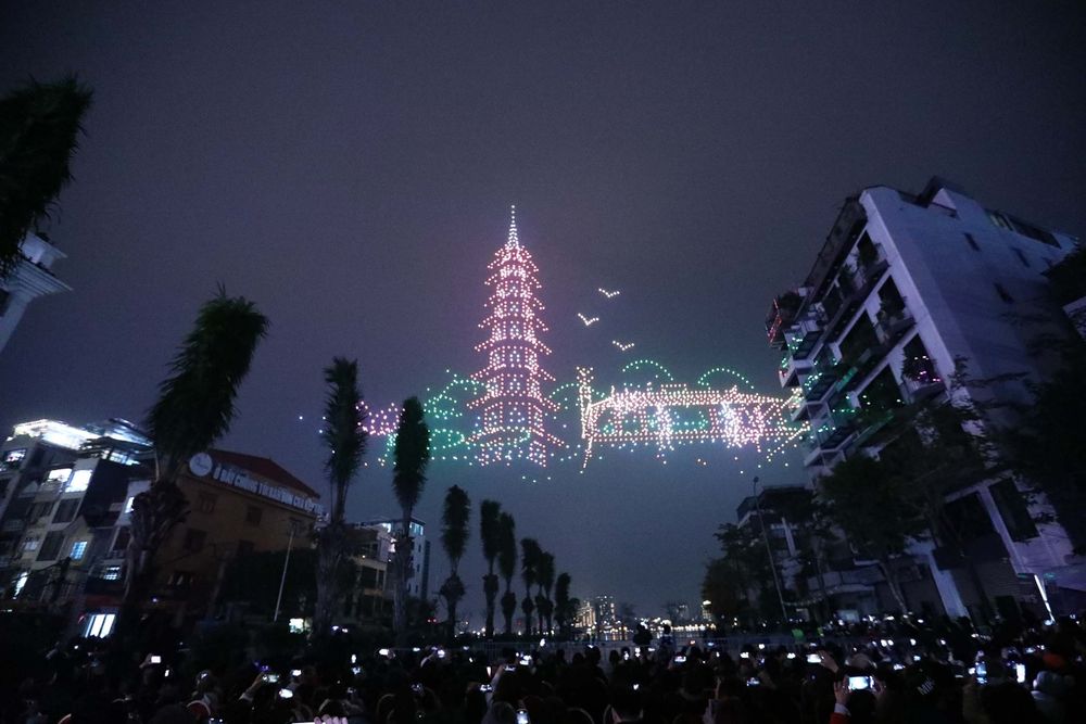 Pháo hoa rực sáng, lung linh trên bầu trời Thủ đô chào đón Xuân Giáp Thìn - Ảnh 12.