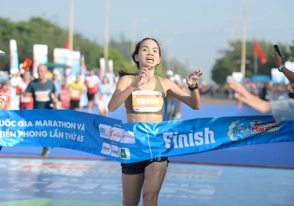 Hoàng Nguyên Thanh, Ngọc Hoa vô địch Tiền Phong Marathon 2024 - Ảnh 3.