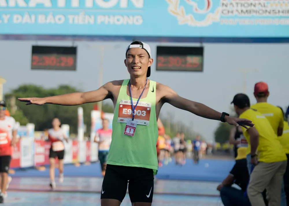 Hoàng Nguyên Thanh, Ngọc Hoa vô địch Tiền Phong Marathon 2024 - Ảnh 4.