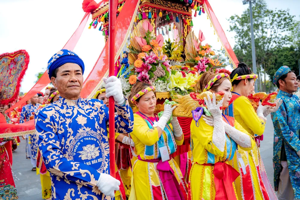 Độc đáo Lễ rước Cung Nghinh Thánh Mẫu trên đường phố Huế - Ảnh 5.