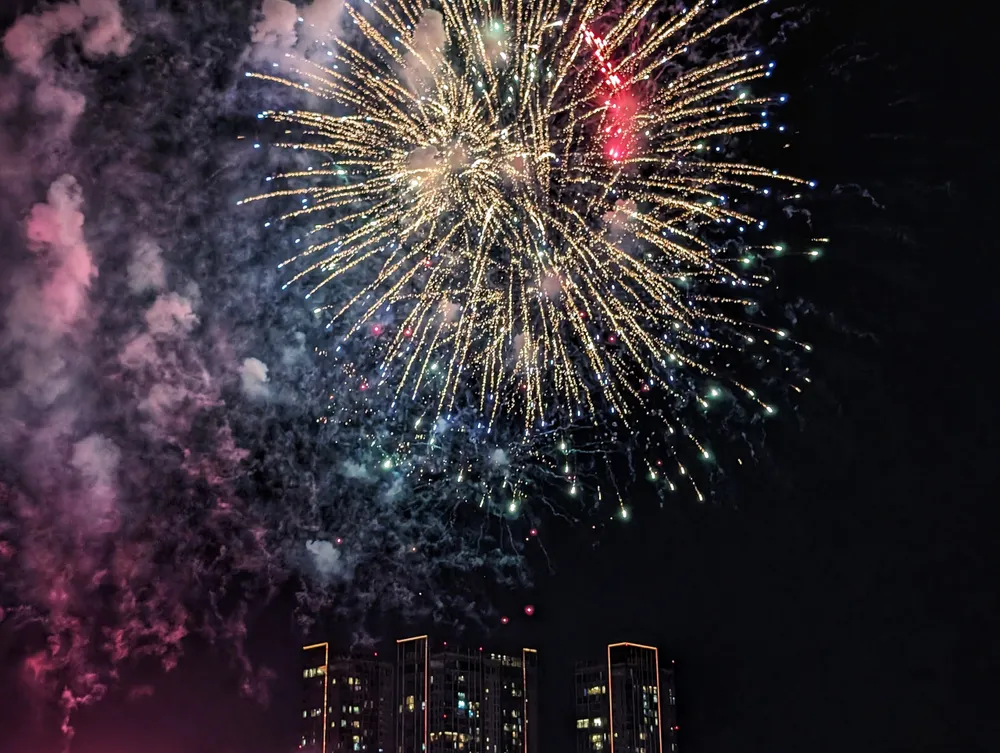 Pháo hoa rực sáng bầu trời TP Hồ Chí Minh trong tối 30/4 - Ảnh 6.