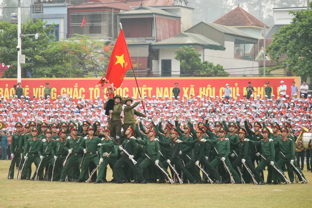 Người dân Điện Biên tiếp đồ ăn, nước uống, hát cùng chiến sĩ luyện tập diễu binh, diễu hành - Ảnh 2.