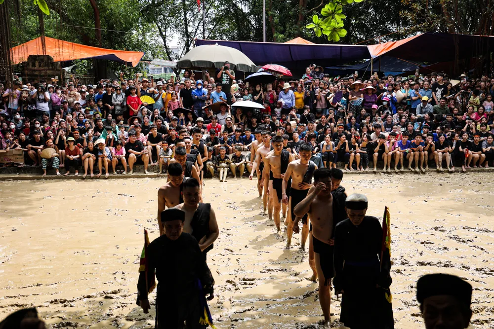 Bắc Giang: Trai làng Vân cởi trần, đóng khố tắm bùn tại Lễ hội vật cầu nước - Ảnh 2.