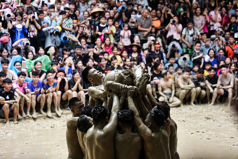Bắc Giang: Trai làng Vân cởi trần, đóng khố tắm bùn tại Lễ hội vật cầu nước - Ảnh 15.