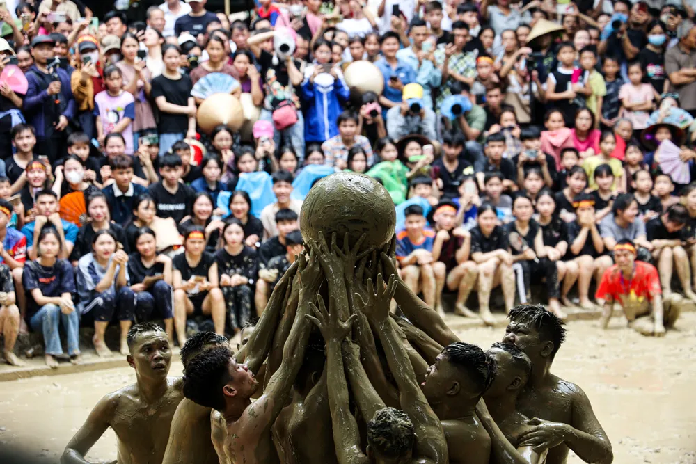 Bắc Giang: Trai làng Vân cởi trần, đóng khố tắm bùn tại Lễ hội vật cầu nước - Ảnh 11.