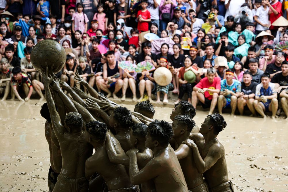 Bắc Giang: Trai làng Vân cởi trần, đóng khố tắm bùn tại Lễ hội vật cầu nước - Ảnh 8.