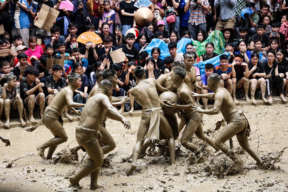 Bắc Giang: Trai làng Vân cởi trần, đóng khố tắm bùn tại Lễ hội vật cầu nước - Ảnh 10.