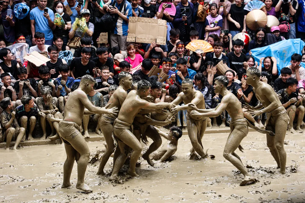 Bắc Giang: Trai làng Vân cởi trần, đóng khố tắm bùn tại Lễ hội vật cầu nước - Ảnh 7.
