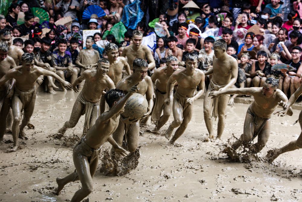 Bắc Giang: Trai làng Vân cởi trần, đóng khố tắm bùn tại Lễ hội vật cầu nước - Ảnh 12.