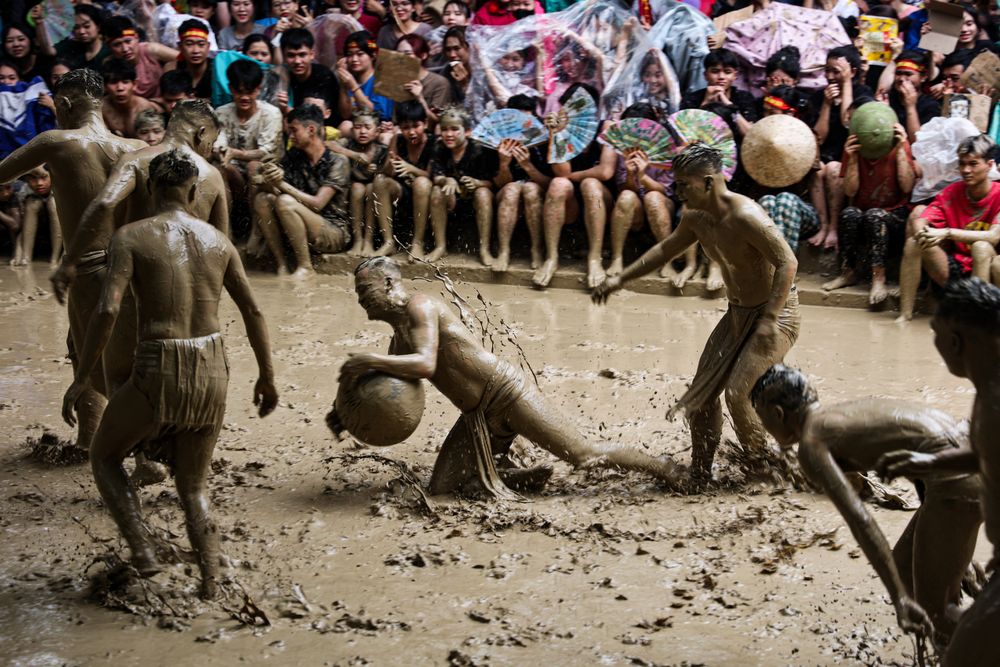Bắc Giang: Trai làng Vân cởi trần, đóng khố tắm bùn tại Lễ hội vật cầu nước - Ảnh 14.
