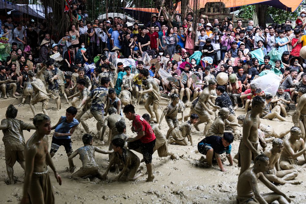 Bắc Giang: Trai làng Vân cởi trần, đóng khố tắm bùn tại Lễ hội vật cầu nước - Ảnh 16.