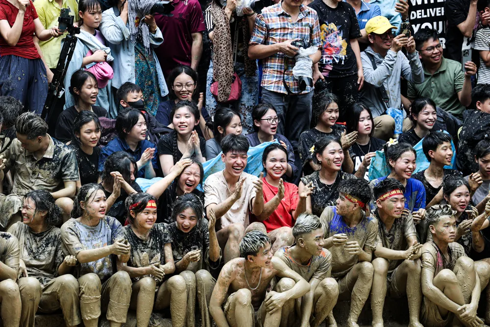 Bắc Giang: Trai làng Vân cởi trần, đóng khố tắm bùn tại Lễ hội vật cầu nước - Ảnh 9.