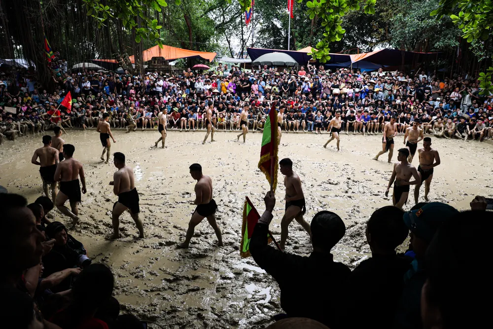 Bắc Giang: Trai làng Vân cởi trần, đóng khố tắm bùn tại Lễ hội vật cầu nước - Ảnh 1.