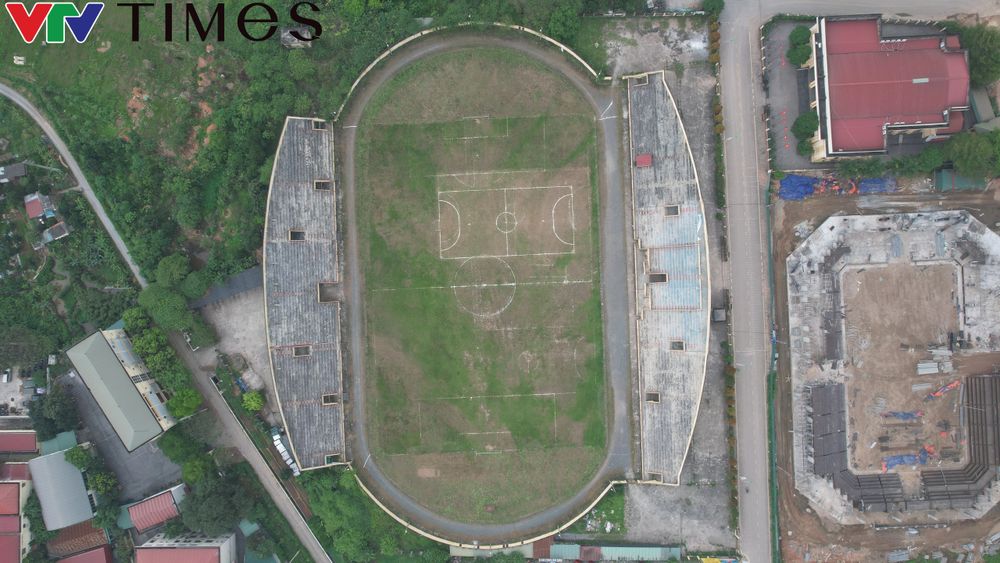 Sân vận động ngoại thành Hà Nội xuống cấp trầm trọng sau thời gian dài bỏ hoang - Ảnh 1.