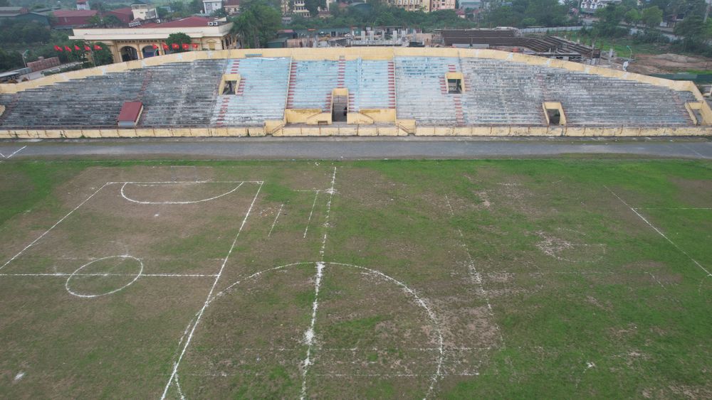 Sân vận động ngoại thành Hà Nội xuống cấp trầm trọng sau thời gian dài bỏ hoang - Ảnh 13.