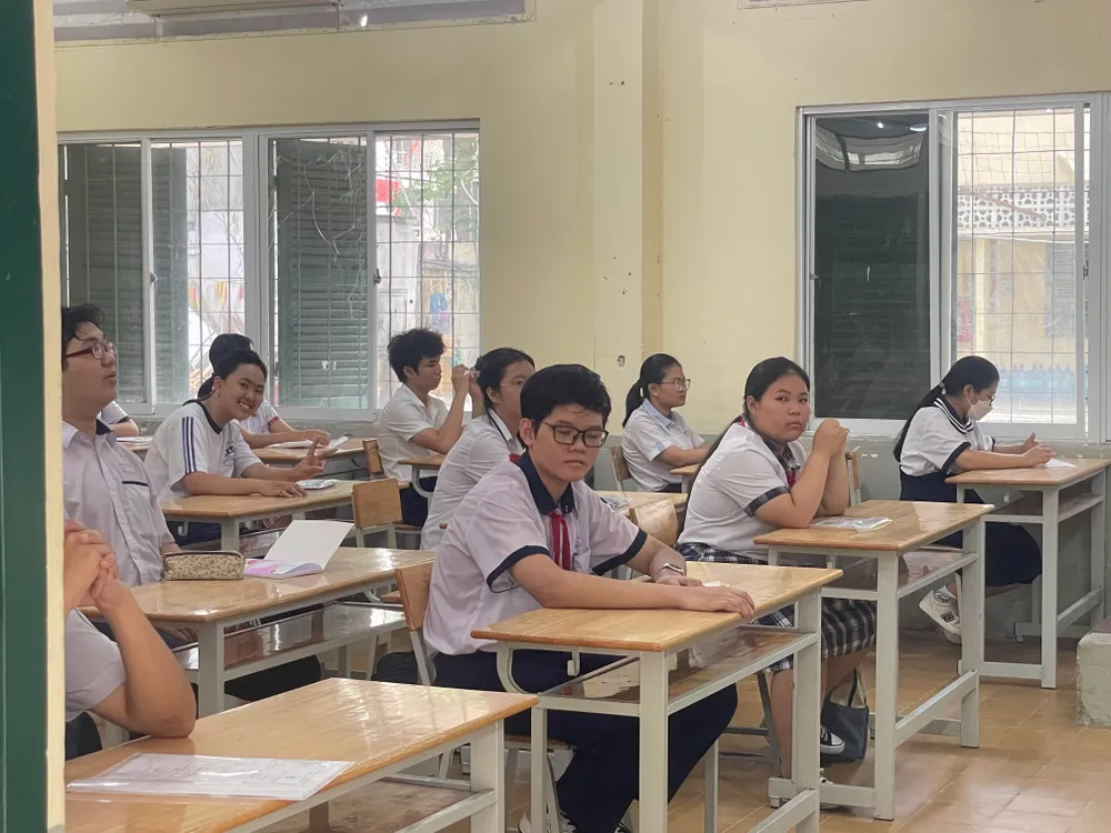 Hôm nay, học sinh làm thủ tục dự thi tuyển sinh lớp 10 tại TP Hồ Chí Minh - Ảnh 8.