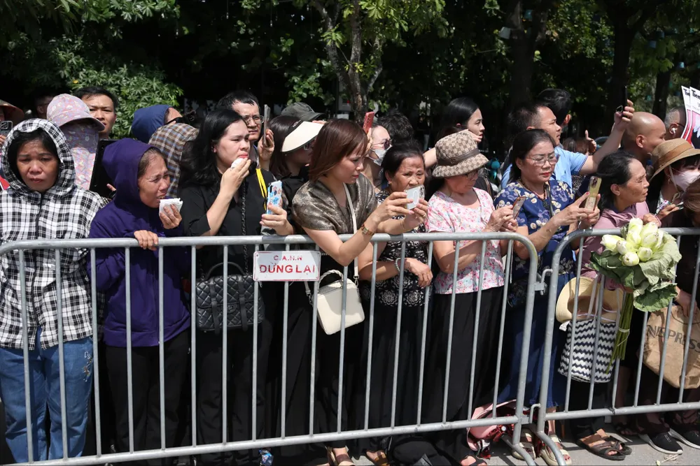 "Biển người" xúc động tiễn đưa Tổng Bí thư Nguyễn Phú Trọng về nơi an nghỉ cuối cùng- Ảnh 9.