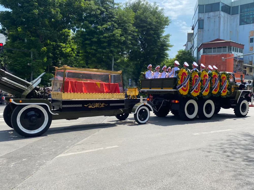 Biển người xúc động tiễn đưa Tổng Bí thư Nguyễn Phú Trọng về nơi an nghỉ cuối cùng - Ảnh 7.