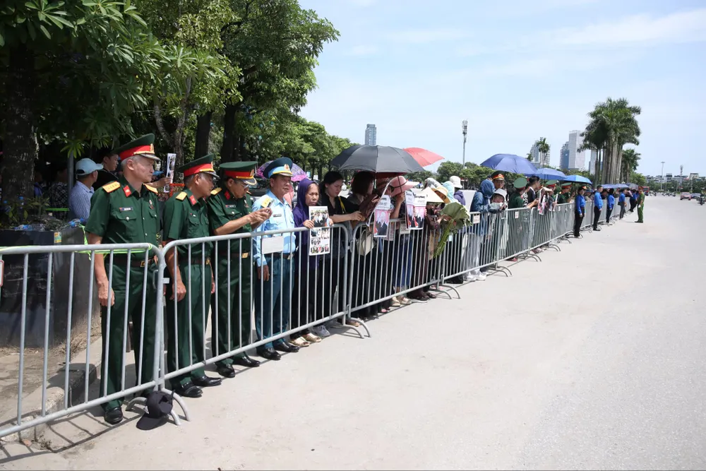 Biển người xúc động tiễn đưa Tổng Bí thư Nguyễn Phú Trọng về nơi an nghỉ cuối cùng - Ảnh 12.