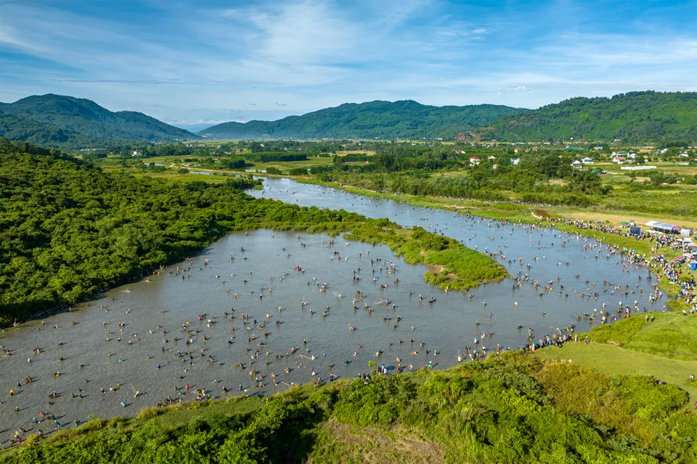 Lễ hội Bắt cá Vực Rào - Nét đẹp văn hóa của người Hà Tĩnh - Ảnh 1.