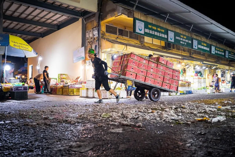 Những người phụ nữ không ngủ ở chợ Long Biên - Ảnh 4.