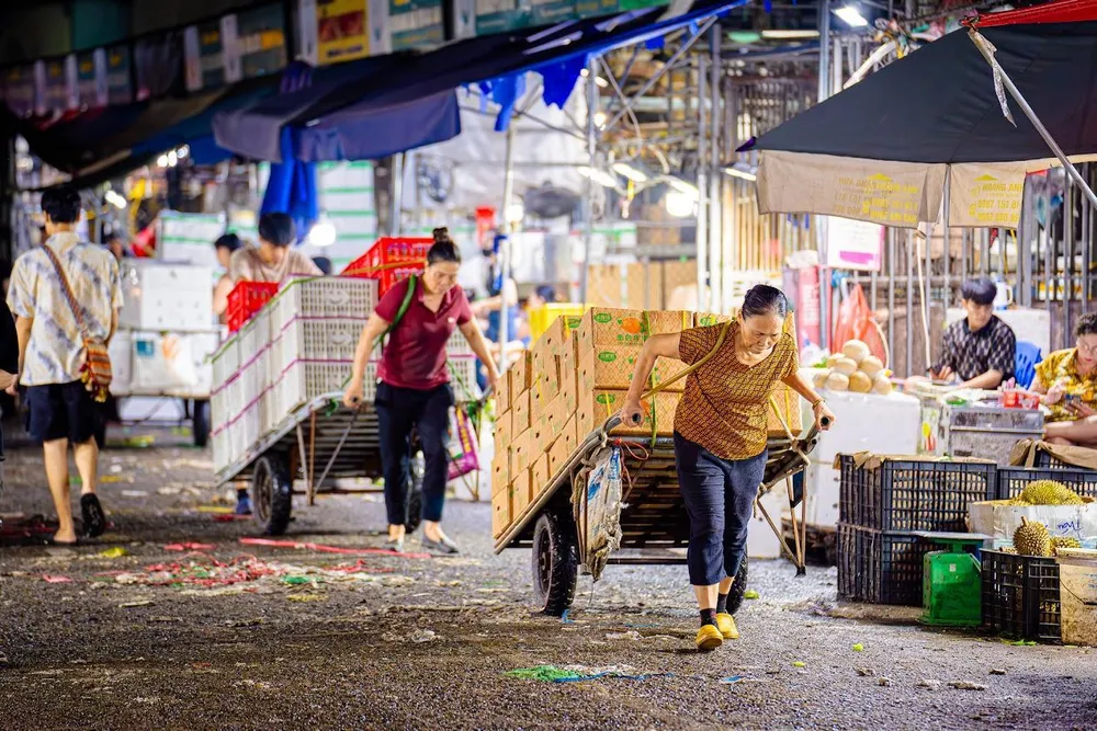 Những người phụ nữ không ngủ ở chợ Long Biên - Ảnh 3.