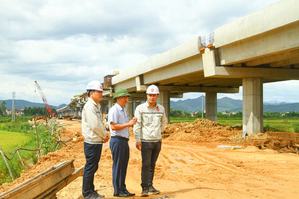 Hợp long cầu dài nhất trên cao tốc Bắc Nam đoạn qua Quảng Bình - Ảnh 4.