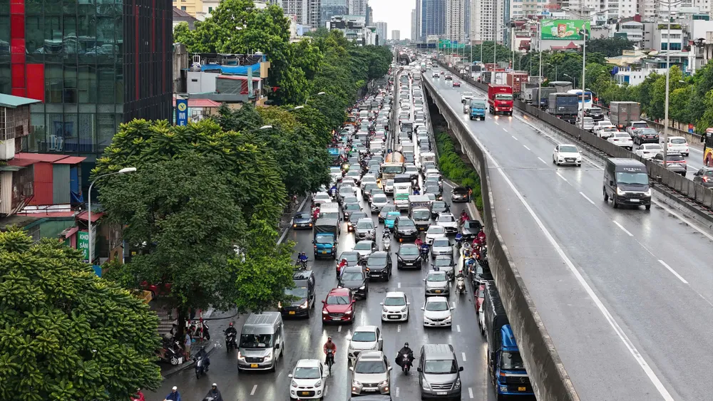 Đường phố Hà Nội ùn tắc trong sáng ngày làm việc cuối cùng trước nghỉ lễ 2/9 - Ảnh 10.