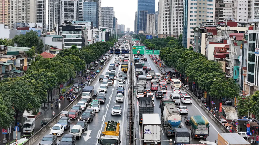 Đường phố Hà Nội ùn tắc trong sáng ngày làm việc cuối cùng trước nghỉ lễ 2/9 - Ảnh 5.