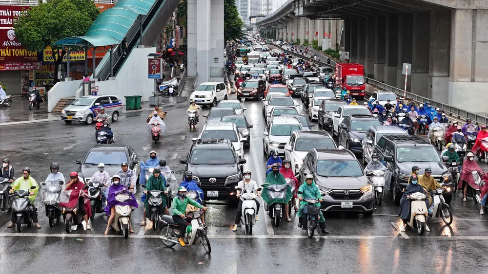 Đường phố Hà Nội ùn tắc trong sáng ngày làm việc cuối cùng trước nghỉ lễ 2/9 - Ảnh 6.