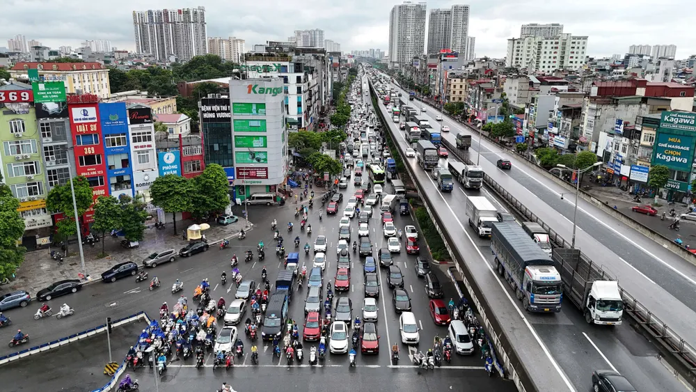 Đường phố Hà Nội ùn tắc trong sáng ngày làm việc cuối cùng trước nghỉ lễ 2/9 - Ảnh 1.