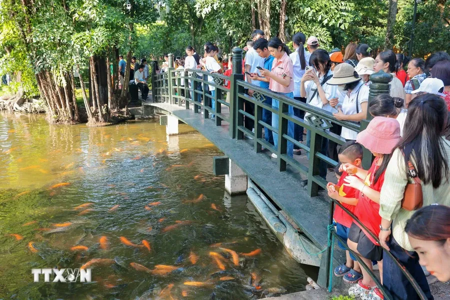 Hàng vạn người dân xếp hàng vào Lăng viếng Bác dịp lễ 2/9 - Ảnh 10.