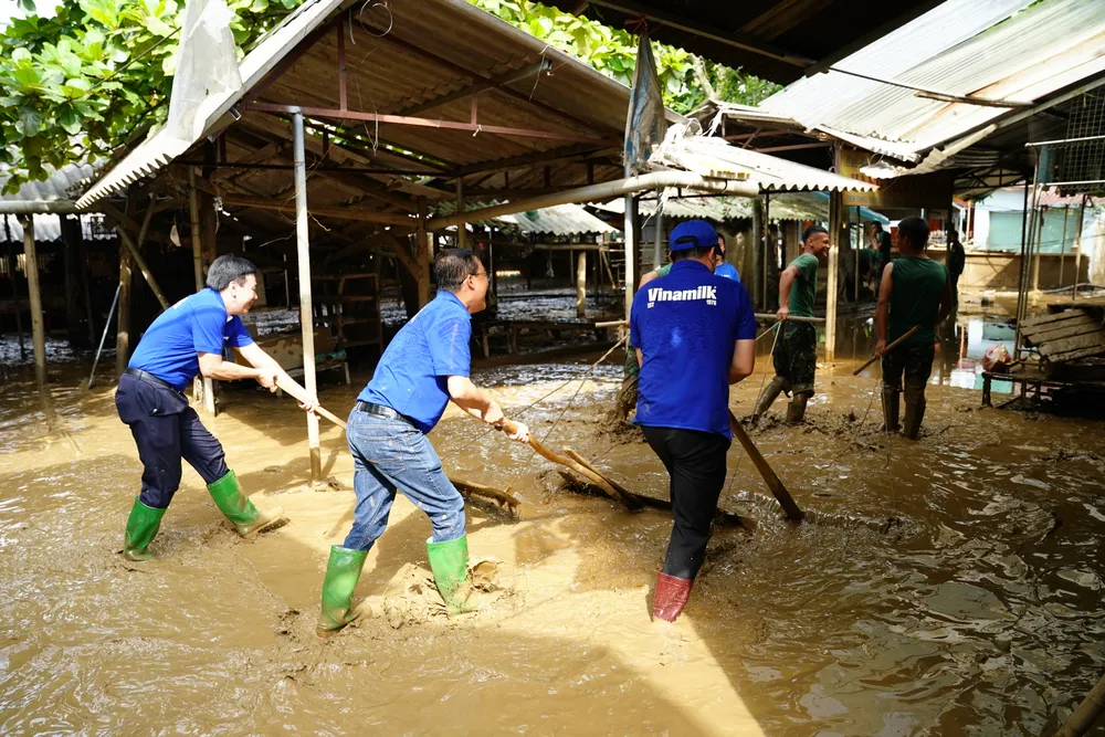 Nỗ lực khắc phục hậu quả, ổn định đời sống tại các vùng bão lũ - Ảnh 10.