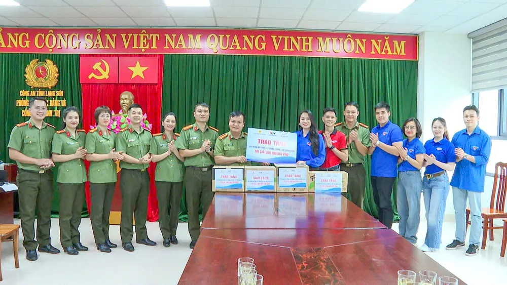 Đài THVN thăm hỏi, động viên cán bộ chiến sĩ các đơn vị lực lượng vũ trang tại các tỉnh miền núi phía Bắc - Ảnh 12.