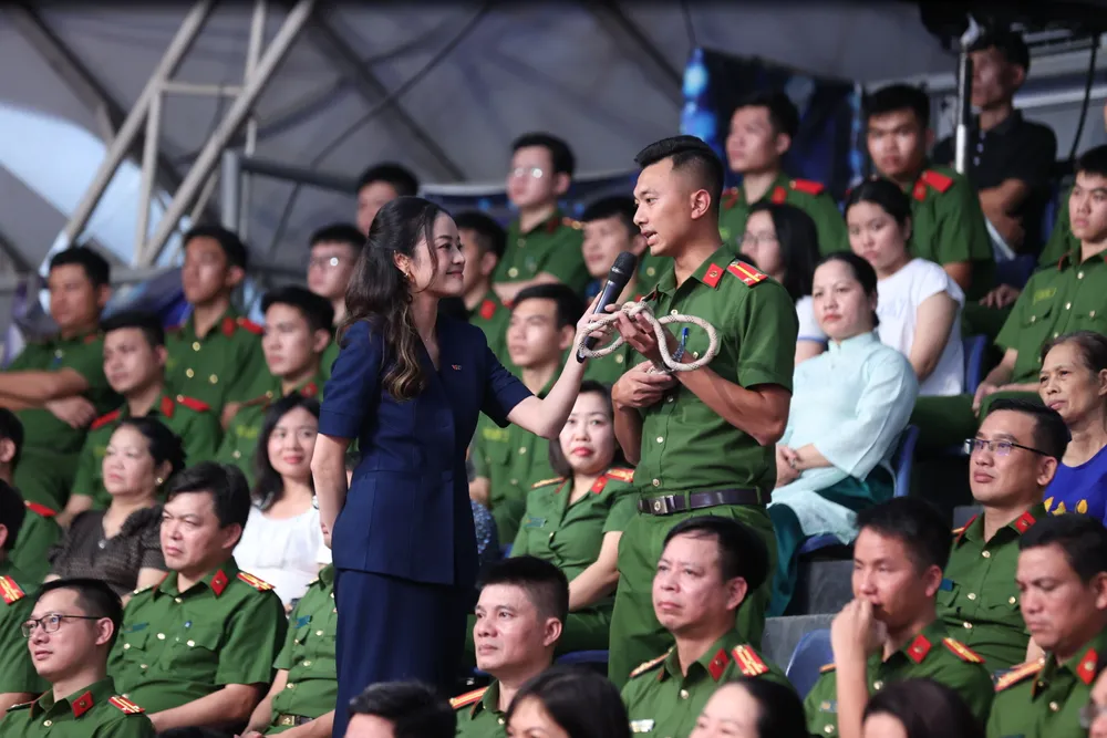 MC Phí Linh: “Sợi dây sinh tử” và áp lực tìm thấy những điểm chạm và giá trị cốt lõi - Ảnh 11.